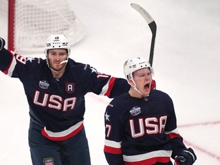 Matthew (vľavo) a Brady Tkachukovci v drese USA.