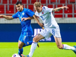 Liel Abada (Izrael) a Ondrej Duda (Slovensko) počas prípravného zápasu Izrael – Slovensko v maďarskom Debrecíne.