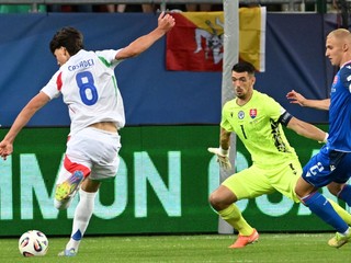 zľava futbalista Talianska Cesare Casadei, ktorý strieľa gól, prizerajú sa brankár a kapitán Slovenska Ľubomír Belko a hráč Slovenska Jakub Jakubko