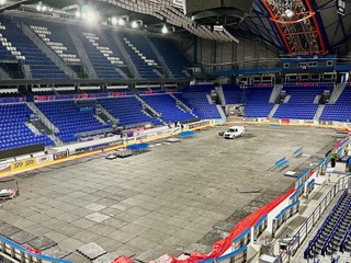 V Steel Aréne zužujú ľadovú plochu.