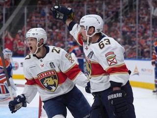 Brad Marchand (vpravo) oslavuje gól v piatom finále na ľade Edmontonu. 