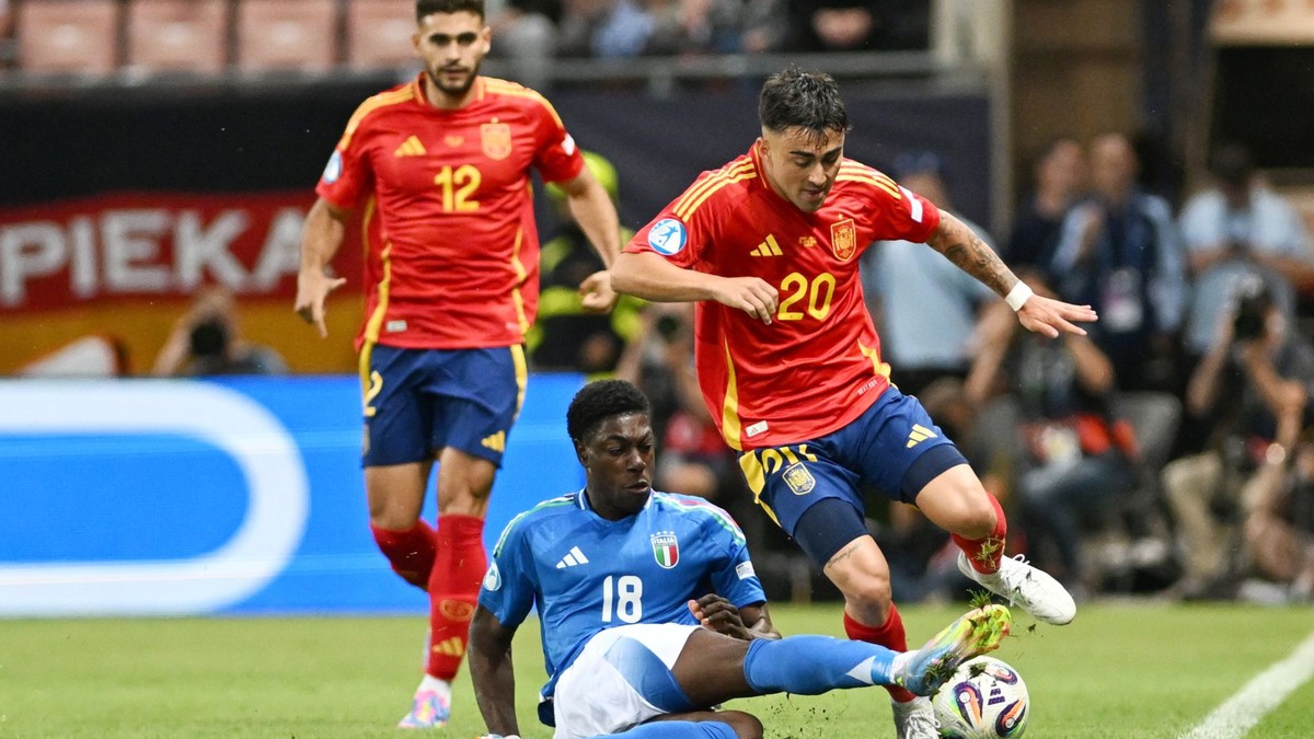 Na snímke zľava futbalista Andrés García (Španielsko), hráč Issa Doumbia (Taliansko) a Alberto Moleiro (Španielsko) počas zápasu základnej A-skupiny Španielsko - Taliansko na majstrovstvách Európy hráčov do 21 rokov v Trnave v utorok 17. júna 2025. FOTO TASR - Lukáš Grinaj

- Slovensko
- šport
- futbal
- majstrovstvá
- Európy
- do
- 21
- rokov
- ME
- ME21
- základná
- A
- skupina
- Trnava
- Španielsko
- Taliansko
- TTX
