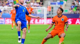 Na snímke zľava futbalista Vladyslav Vanat (Ukrajina) a hráč Million Manhoef (Holandsko) počas zápasu základnej D-skupiny Holandsko - Ukrajina na majstrovstvách Európy hráčov do 21 rokov v Prešove v stredu 18. júna 2025. FOTO TASR - Veronika Mihaliková

- Slovensko
- šport
- futbal
- majstrovstvá
- Európy
- do
- 21
- rokov
- ME
- ME21
- základná
- D
- skupina
- Holandsko
- Ukrajina
- Prešov
- POX
