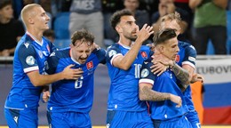 Na snímke vpravo Tomáš Suslov (Slovensko) sa teší so spoluhráčmi z gólu na 2:0 počas zápasu základnej A-skupiny Rumunsko - Slovensko na majstrovstvách Európy futbalistov do 21 rokov v Bratislave. 