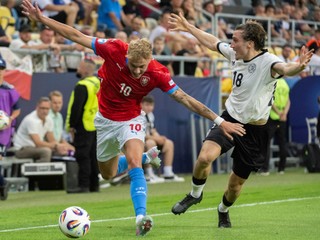 Sprava futbalista Rocco Reitz (Nemecko) a hráč Adam Karabec (Česko) počas zápasu základnej B-skupiny ČR - Nemecko na majstrovstvách Európy hráčov do 21 rokov v Dunajskej Strede v nedeľu 15. júna 2025. FOTO TASR - Martin Baumann

- Slovensko
- šport
- futbal
- majstrovstvá
- Európy
- do
- 21
- rokov
- ME
- ME21
- základná
- B
- skupina
- ČR
- Česko
- Nemecko
- Dunajská
- Streda
- TTX
