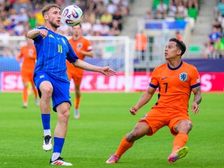 Na snímke zľava futbalista Vladyslav Vanat (Ukrajina) a hráč Million Manhoef (Holandsko) počas zápasu základnej D-skupiny Holandsko - Ukrajina na majstrovstvách Európy hráčov do 21 rokov v Prešove v stredu 18. júna 2025. FOTO TASR - Veronika Mihaliková

- Slovensko
- šport
- futbal
- majstrovstvá
- Európy
- do
- 21
- rokov
- ME
- ME21
- základná
- D
- skupina
- Holandsko
- Ukrajina
- Prešov
- POX