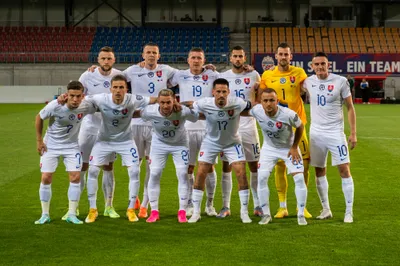 Futbalisti Slovenska pózujú pred zápasom o postup na ME 2024.