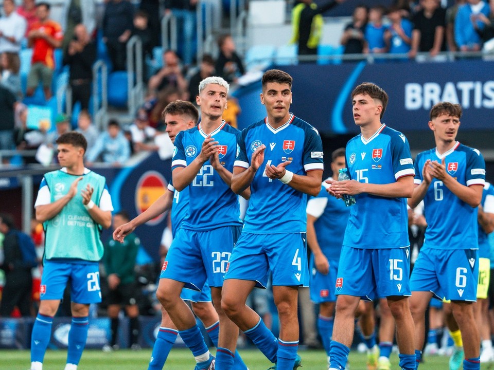 Slovenskí futbalisti v zápase Slovensko - Španielsko na EURO U21 2025.